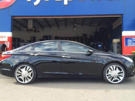 Hyundai I45 fitted with 20 inch Destino Claw 