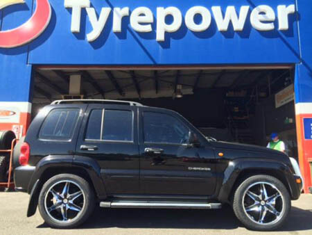 Jeep Cherokee fitted with 20 inch Chrome Helo 866 