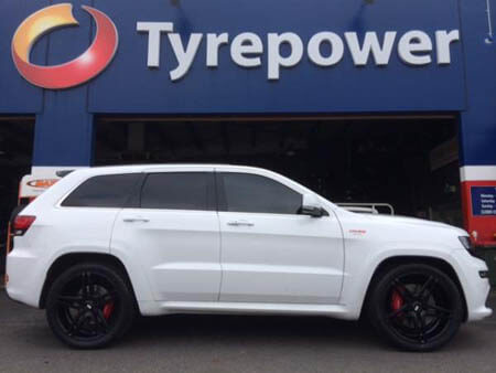 Jeep Cherokee fitted with 22 inch Satin Black XO Luxury Caracas 