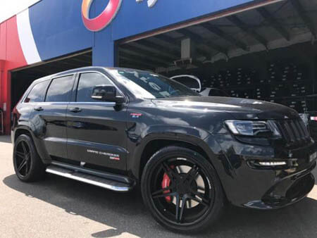 Jeep Grand Cherokee fitted with 22 inch Satin Black Vertini Monarco 