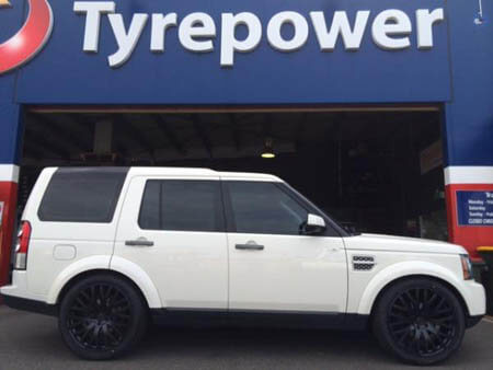 Landrover Discovery 4 fitted with 22 inch PDW Centaur 
