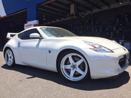 Nissan 370Z fitted with 20 inch Staggered Gloss White Macine Lip Lenso D1R 
