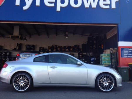 Skyline V35 fitted with staggered 20 inch XIX X05 
