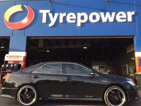 Toyota Aurion fitted with 20 inch FR1 Gloss Black Simmons 