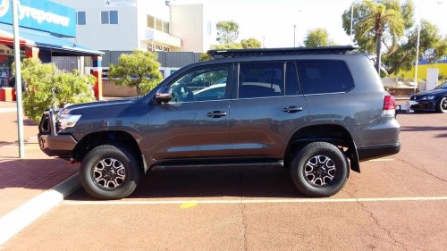 200 series Landcruiser looking supberb with new ROH Octagon wheels 