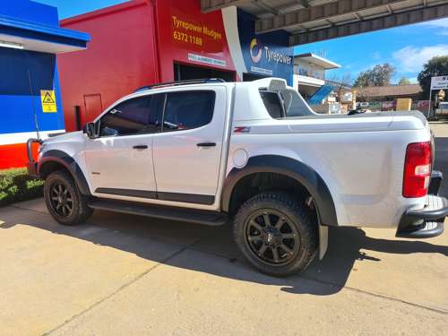 HOLDEN COLORADO WITH 2INCH TOUGH DOG KIT WITH 20 INCH MOTO METAL WHEELS WRAPPED IN 285/50R20 COOPER ZEON LTZ PRO 