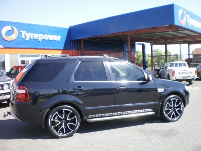 Ford Territory sporting nice new Versus Hex wheels and 275/40R20 Roadstone Tyres. 